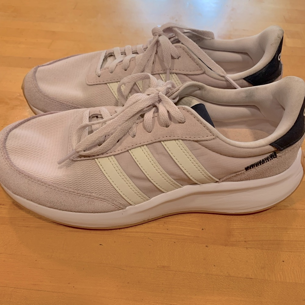 Adidas size 8 women’s sneakers LIKE NEW!